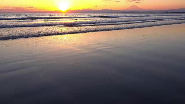 美丽的黄昏在海滩和富士山-时间流逝视频素材