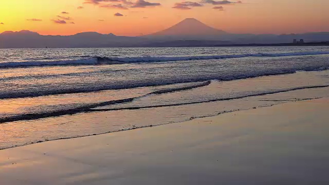 海滩和富士山上美丽的黄昏视频素材