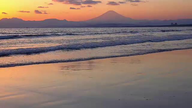 美丽的黄昏在海滩和富士山-时间流逝视频素材