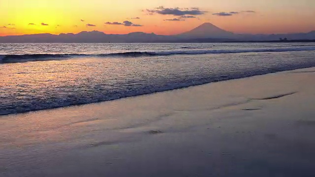 美丽的黄昏在海滩和富士山-时间流逝视频素材