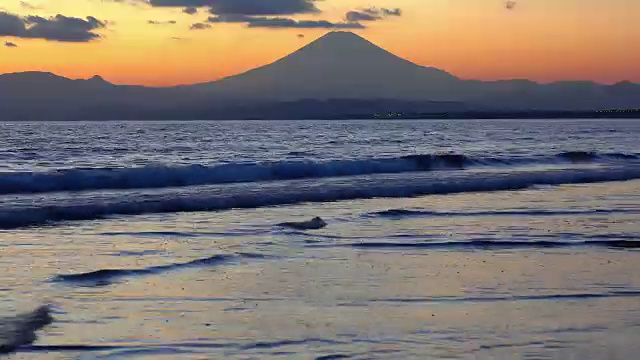 美丽的黄昏在海滩和富士山-时间流逝视频素材