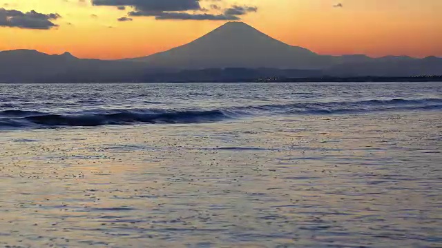 海滩和富士山上美丽的黄昏视频素材