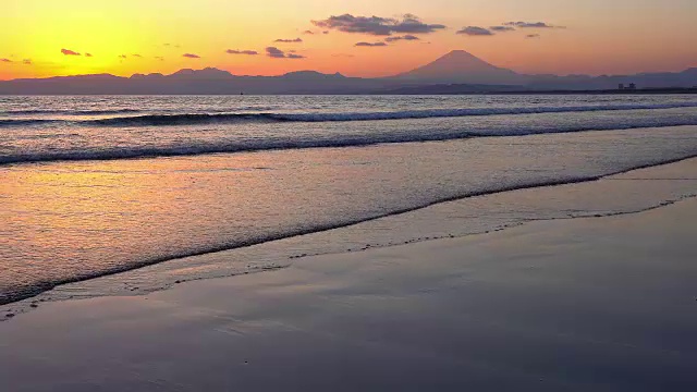 海滩和富士山上美丽的黄昏视频素材