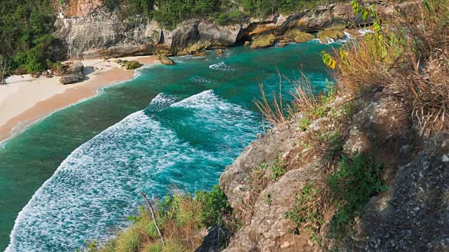 海浪翻滚到阿图海滩。印尼巴厘岛努沙佩尼达泻湖清澈纯净透明的水视频素材