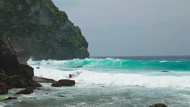 海浪袭击了印尼巴厘岛努沙佩尼达岛的Tembeling海岸线视频素材