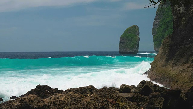 Tembeling海岸线上的岩石。海浪向努沙佩尼达岛海岸移动。印度尼西亚巴厘岛视频素材