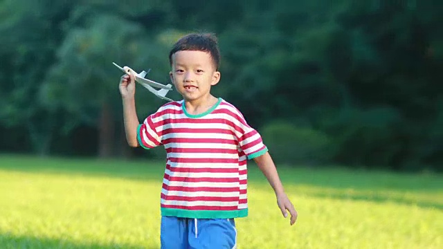 男孩手拿着纸飞机视频素材画面3
