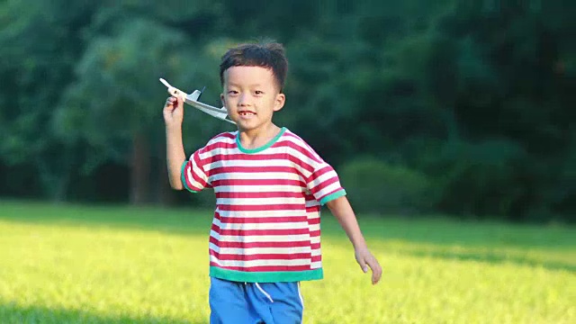 男孩手拿着纸飞机视频素材画面4
