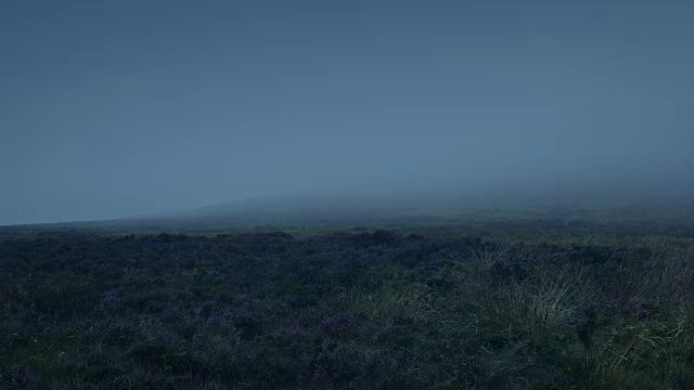 在暴风雨中，雾吹过山视频素材