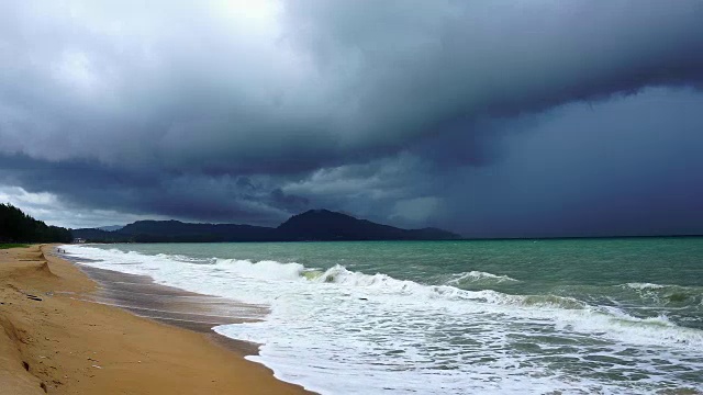 云景和暴雨云在恶劣的天气，泰国普吉岛安达曼海视频素材