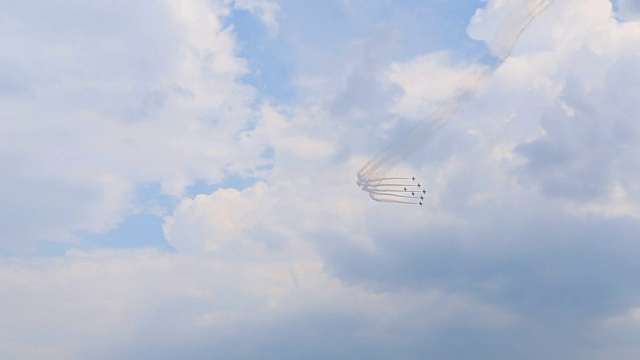 空军对他们的新飞机进行训练，在空中制造特技视频素材画面3