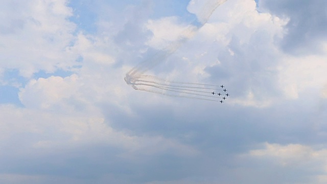 空军对他们的新飞机进行训练，在空中制造特技视频素材画面4