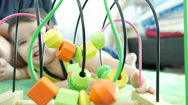 亚洲小男孩玩玩具视频素材画面3