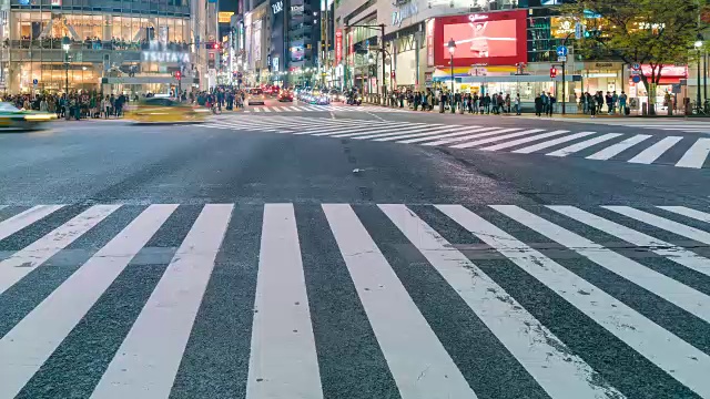 东京夜间繁忙的斑马线视频素材