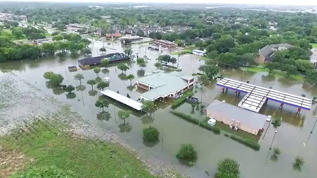 加油站和企业被洪水淹没视频素材画面1