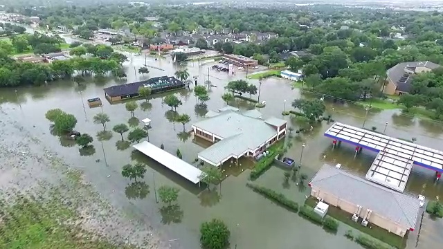 加油站和企业被洪水淹没视频素材画面2