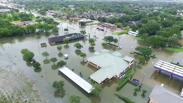 加油站和企业被洪水淹没视频素材画面3