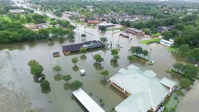加油站和企业被洪水淹没视频素材画面4