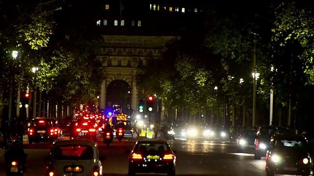 救护车穿过商业街前往特拉法加广场，夜间灯光闪烁视频素材