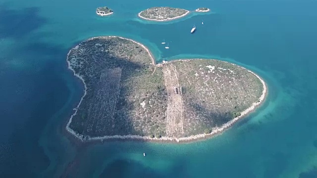 航拍全景图，岛屿周围有桥和海。视频素材