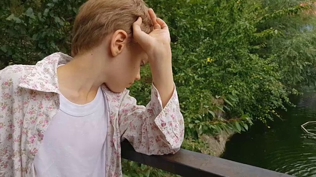 男孩在公园里散步很无聊视频素材画面2