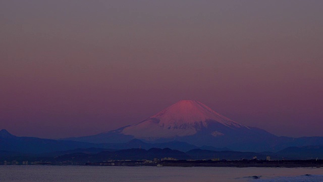 黎明时分，海滩和富士山视频素材