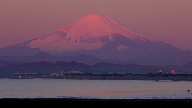 黎明时分，海滩和富士山视频素材