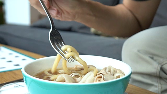 亚洲人吃日本乌冬面，慢动作镜头视频素材画面2