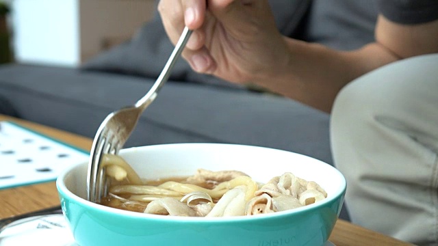 亚洲人吃日本乌冬面，慢动作镜头视频素材画面4