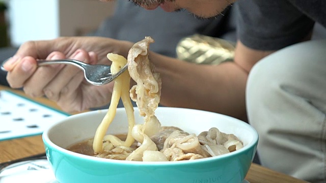 亚洲男人吃日本乌冬面视频素材画面1