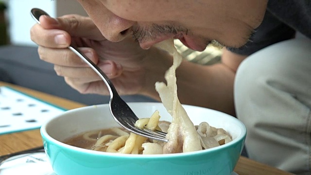 亚洲男人吃日本乌冬面视频素材画面2