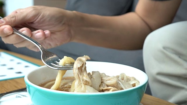 亚洲男人吃日本乌冬面视频素材画面3