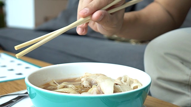亚洲人吃日本乌冬面，慢动作镜头视频素材画面1