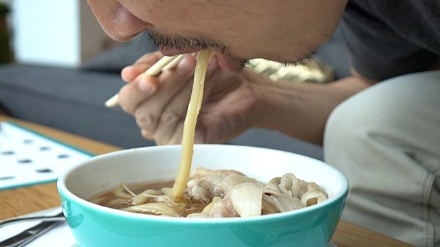 亚洲人吃日本乌冬面，慢动作镜头视频素材画面2