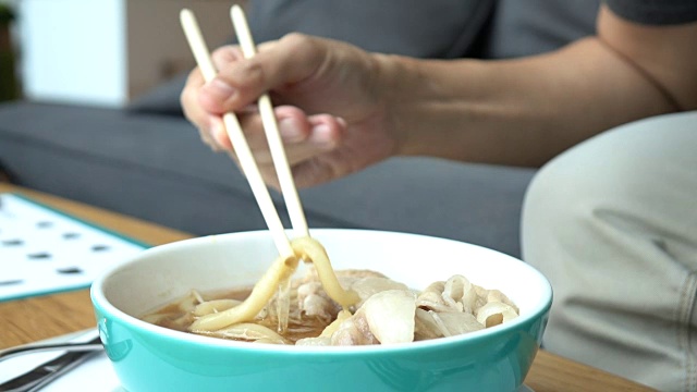 亚洲人吃日本乌冬面，慢动作镜头视频素材画面3