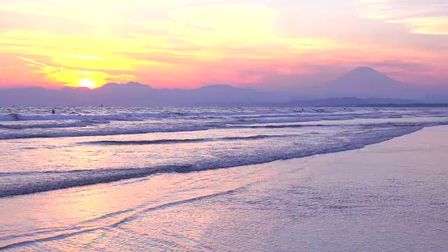 海滩和富士山的黄昏视频素材