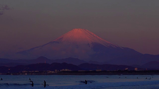 海滩和富士山上美丽的黎明视频素材