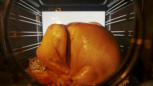 烤炉里烤着感恩节晚餐用的大火鸡视频素材画面1