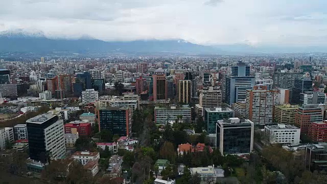 智利圣地亚哥空中摩天大楼天际线视图安第斯山脉的背景视频素材