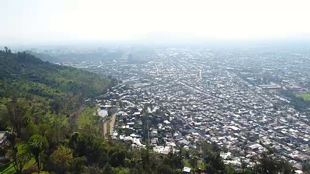 圣克里斯托巴尔山-智利圣地亚哥，无人机飞越雷科莱塔社区视频素材