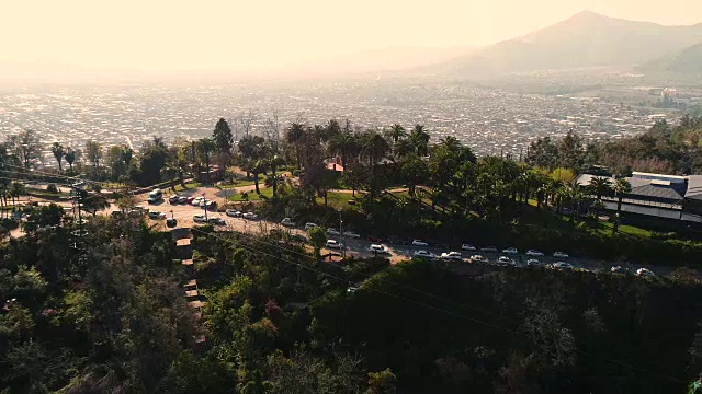 智利圣地亚哥圣克里斯托巴尔山和贡多拉鸟瞰图视频素材