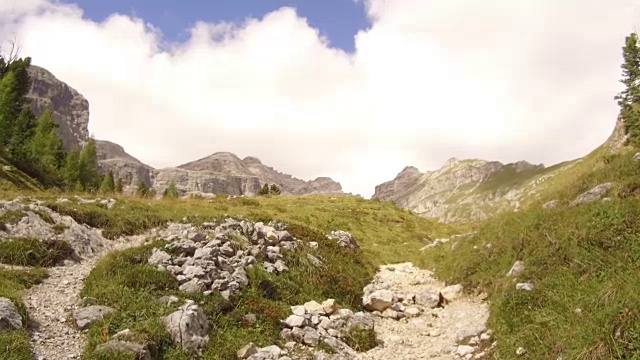 走在Antersas地区，Dolomites视频素材