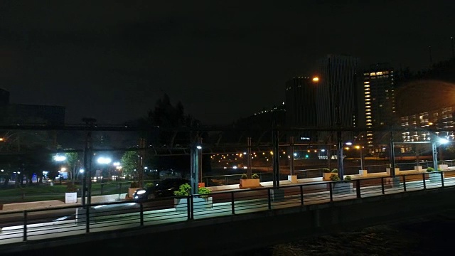 空中飞行远离城市大桥在夜晚摩天大楼的背景视频素材