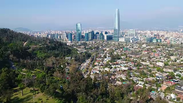 智利圣地亚哥航空全景景观建立镜头移动到城市摩天大楼视频素材