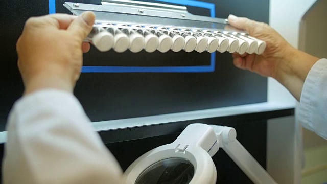 医疗用品生产检查视频素材画面1