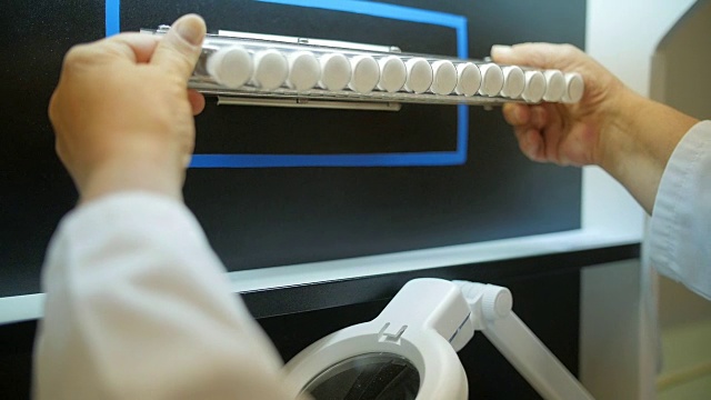 医疗用品生产检查视频素材画面3