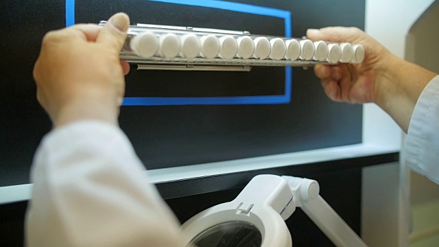 医疗用品生产检查视频素材画面4