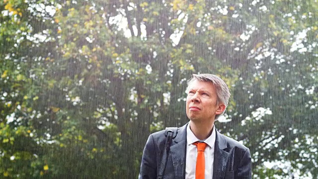 雨中的商人视频素材画面1