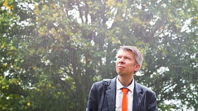 雨中的商人视频素材画面2