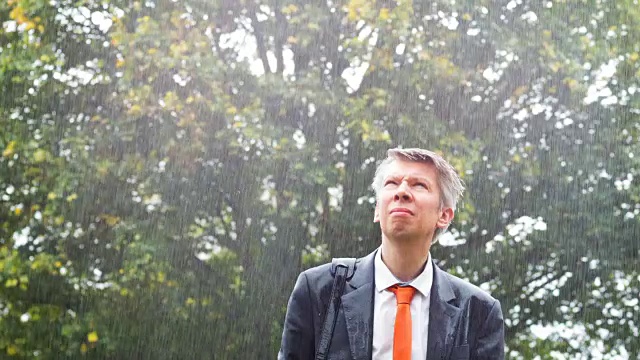 雨中的商人视频素材画面3